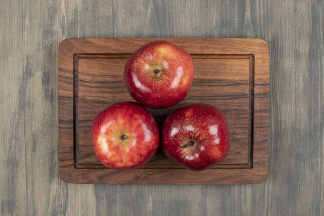 桌子木质砧板上的多汁红苹果高品质照片吃天然提神