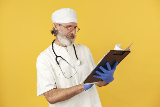 教授带着听诊器微笑的医生孤立的戴着蓝色手套的人外套专业老年人