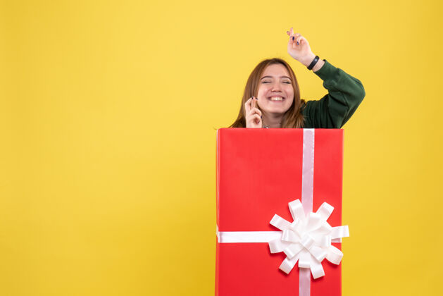 礼物礼物盒内年轻女性的正面图购物里面盒子