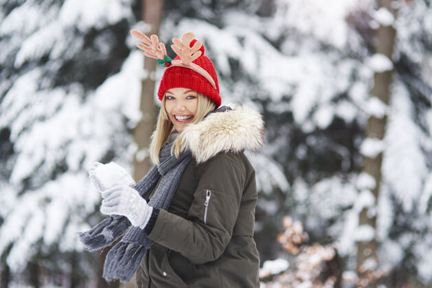 雪快乐的女人玩雪好玩帽子牙学语的微笑