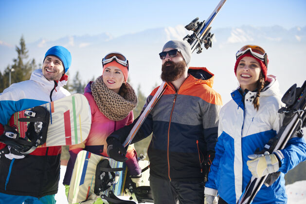 护目镜年轻的滑雪队正面图人群嬉戏腰朝上