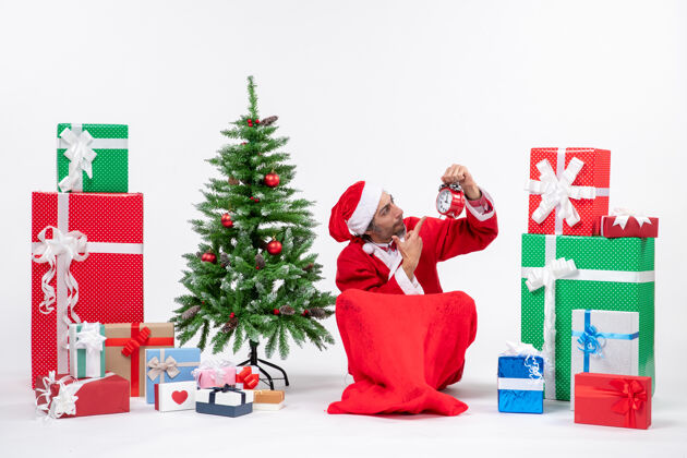 装饰圣诞老人带着礼物盒和圣诞树坐着礼物圣诞老人圣诞树