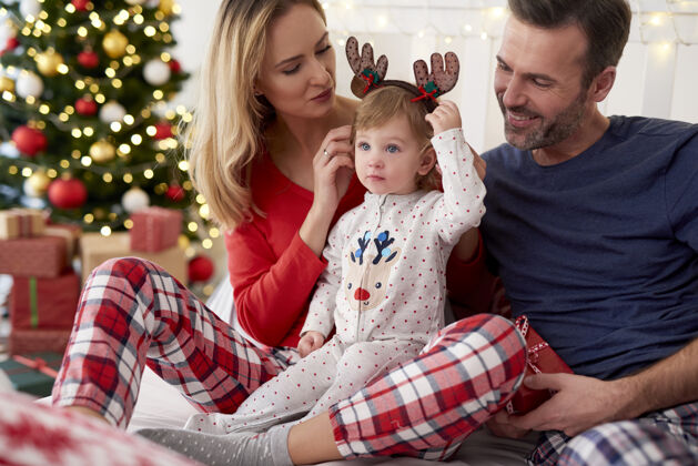圣诞装饰品圣诞快乐 宝贝和家人在一起向上幸福圣诞树