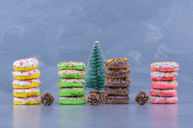 好吃美味的甜甜圈配圣诞树和松果可食用糖食物