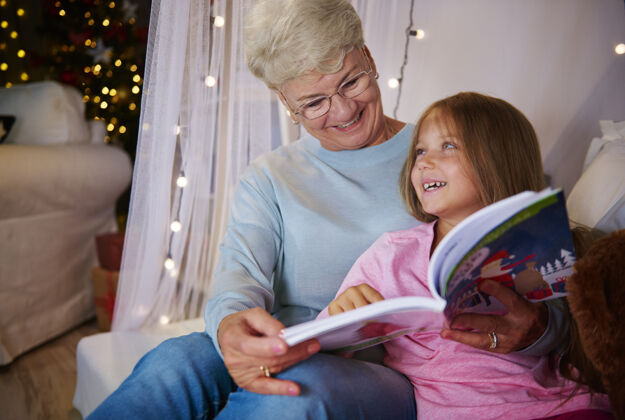 卧室奶奶和孙女在卧室里玩得很开心图画书快乐女孩