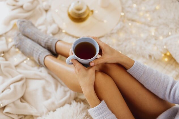 假日女人一边喝茶一边享受寒假和平冬天季节