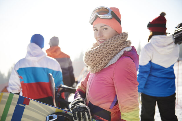 爱好穿着滑雪服的女人和朋友们在一起人穿着雪