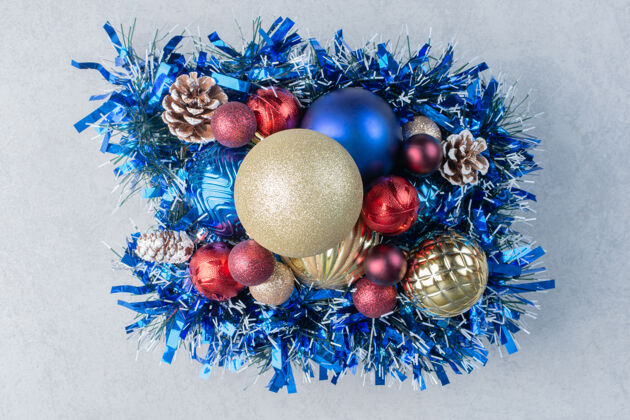 装饰各式各样的圣诞装饰品放在大理石表面的木板上花环圣诞节装饰