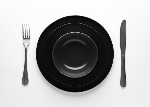 瓷器平铺的深色餐具和餐具餐具水平叉