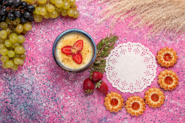 浆果顶视图美味的奶油甜点与新鲜的绿色葡萄和饼干浅粉色背景甜点冰淇淋浆果奶油甜水果可食用水果顶部奶油
