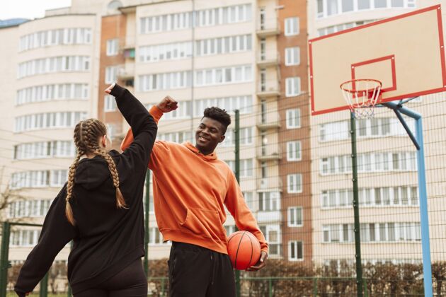 健身少年一起打篮球运动城市健康
