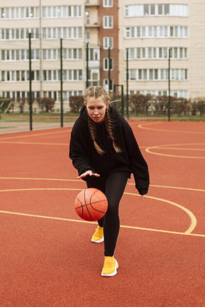 篮球青少年在户外打篮球健康运动员健身