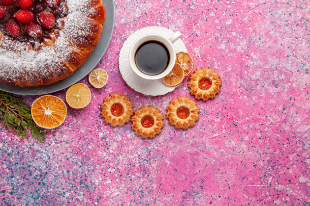 生的俯瞰美味草莓蛋糕配饼干和茶 背景为粉色蛋糕烤甜糖饼干饼干彩色馅饼饼干早餐烘焙