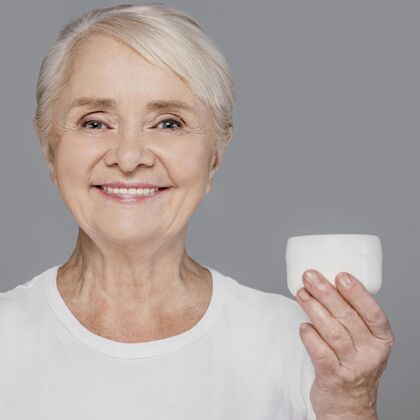 护理靠近拿着奶油容器的女人成年人生活方式女人