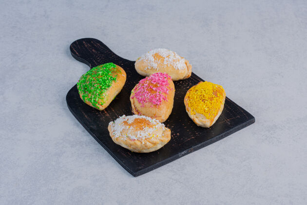 美食在深色的木板上装饰着五颜六色的椰子的美味饼干食品饼干面包房