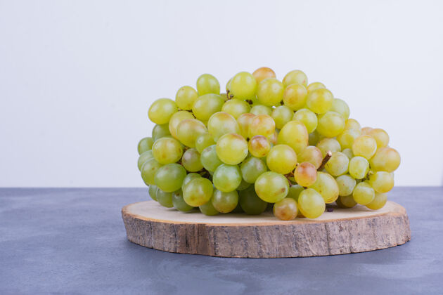 生物一束绿色的葡萄放在木板上成分蔬菜美味