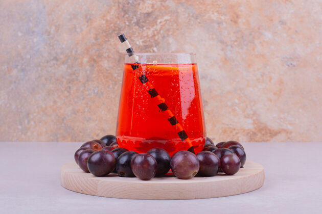 热带红樱桃浆果配上一杯果汁就成了灰色简约素食酸味