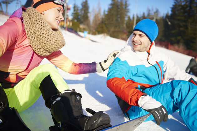 运动一对相爱的情侣滑雪玩得很开心滑雪板帽子穿
