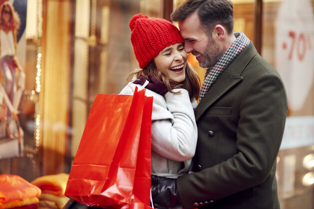 包冬季购物情侣浪漫时刻购物袋帽子服装