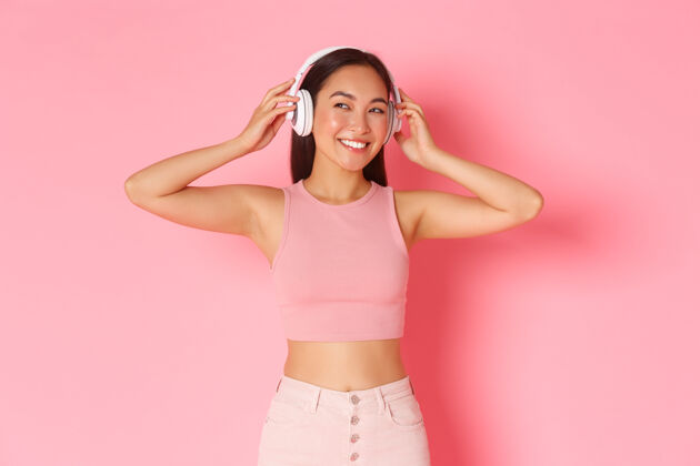 耳机一个戴着耳机听音乐的富有表情的年轻女子搞笑日语肖像