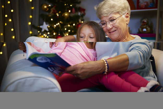 圣诞奶奶和爷爷拿着书坐在扶手椅上老人听时间