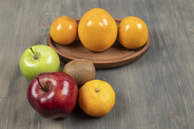 成熟的美味的各种水果放在木桌上高质量的照片吃柑橘美味