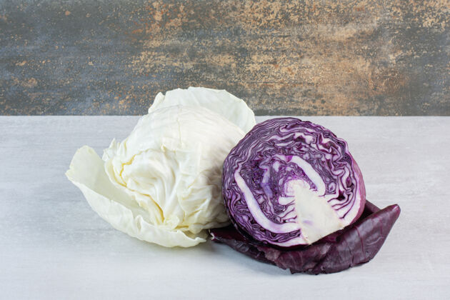 切碎石桌上放着新鲜的紫白卷心菜高质量的照片生的天然新鲜
