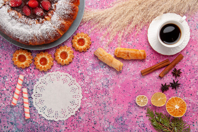 芳香疗法俯瞰美味的草莓蛋糕糖粉蛋糕配饼干百吉饼和一杯红茶背景蛋糕甜甜的甜甜饼干派饼干鲜花五颜六色