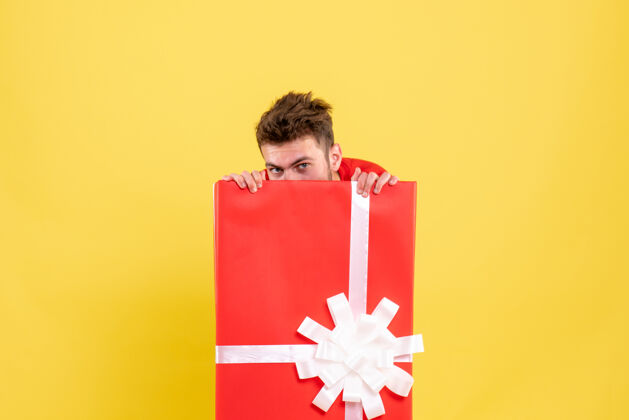 盒子正面图年轻男子藏在礼品盒内情感雪里面