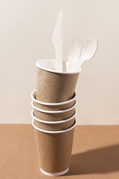 自然纸板刀和叉子在一堆杯子里材料友好回收