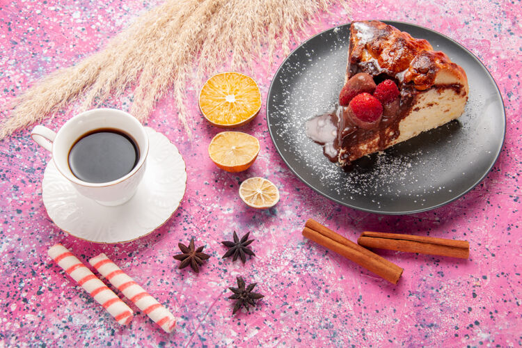 茶俯视图蛋糕片配巧克力和红草莓一杯红茶桌饼干甜甜甜点蛋糕烘焙巧克力早餐盘子