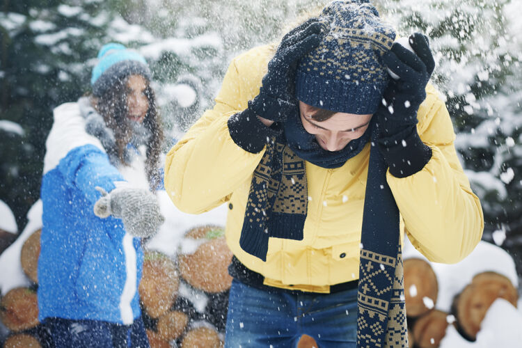 行为第一场雪下的时候我们感觉像个孩子牙齿约会森林