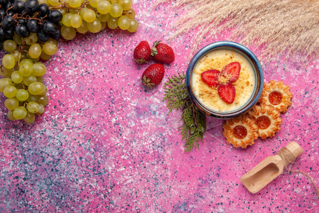 水果顶视图美味的奶油甜点与新鲜的绿色葡萄和饼干浅粉色背景甜点冰淇淋浆果奶油甜水果甜点奶油冰淇淋