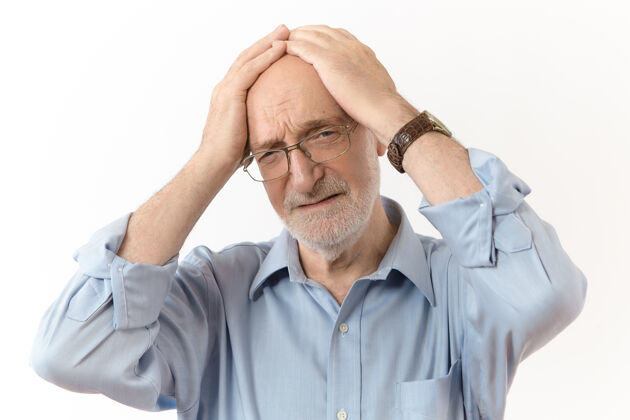 烦恼坏消息 压力和人的概念工作室拍摄了一个沮丧的60岁白人男子 穿着正式的衣服 戴着眼镜 手举在头上 因为问题而强调悲伤的表情脸偏头痛祖父