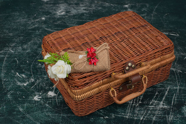 五颜六色棕色手提箱 大理石桌上放着小花束颜色花朵明亮