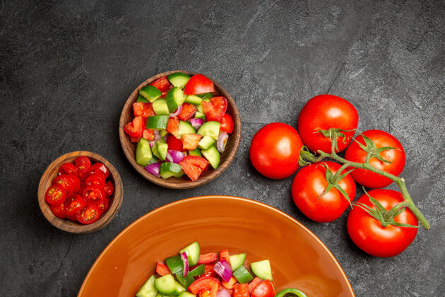 番茄素食晚餐的垂直视图顶部视图水果晚餐