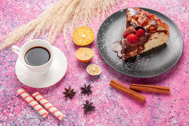 茶俯视图蛋糕片配巧克力和红草莓一杯红茶桌饼干甜甜甜点蛋糕烘焙巧克力早餐盘子