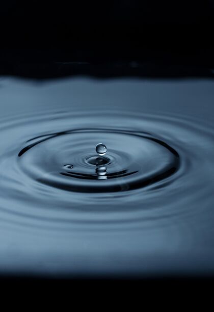 垂直水滴产生涟漪效应水滴半透明