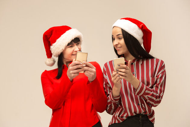 快乐穿着圣诞毛衣和手机合影的快乐家庭女儿孩子手机
