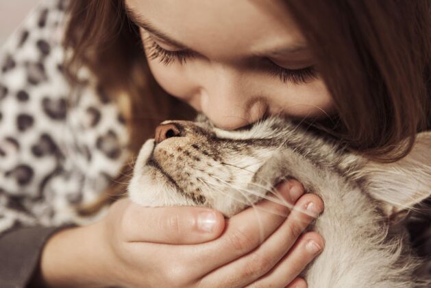动物女孩亲吻她的猫年轻快乐感情