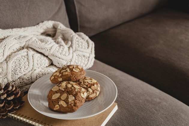 水平高角度饼干放在盘子里 上面有议程和毯子斯堪的纳维亚风格心情