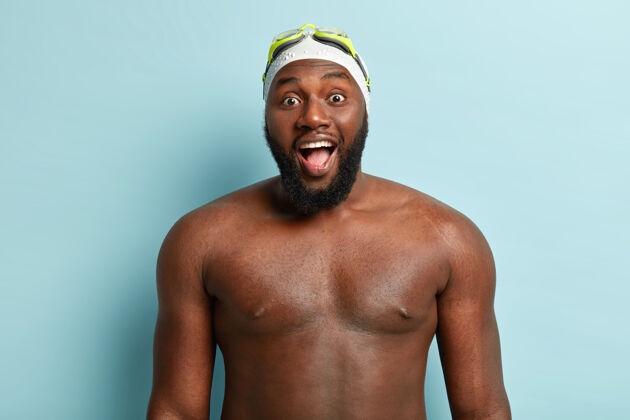 男性皮肤黝黑的帅哥 光着身子 准备游泳 戴着特制的帽子和护目镜 张大嘴巴未刮胡子水平肌肉