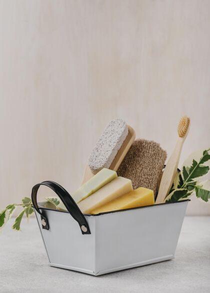 自然刷子和各种肥皂在一个篮子前视图禅宗放松放松