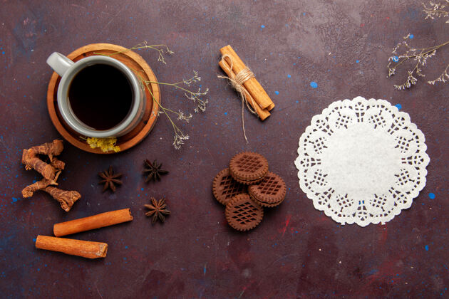 浓缩咖啡顶视图茶杯内盘和茶杯上底色为深色茶饮彩色照片甜美茶碟马克杯茶