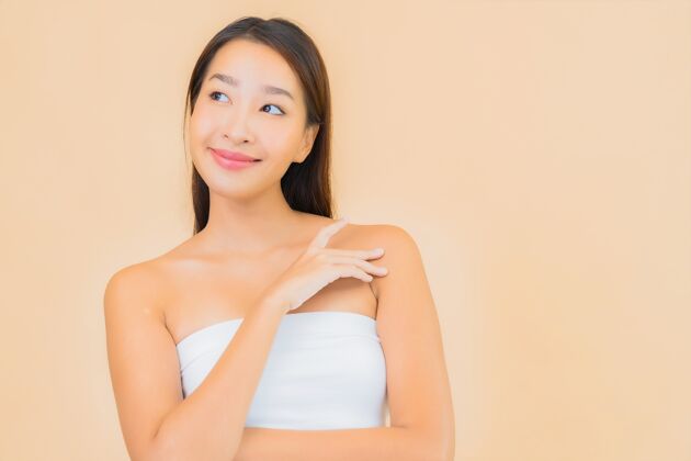 身体肖像美丽的年轻亚洲女子在温泉与自然化妆米色治疗可爱黑发