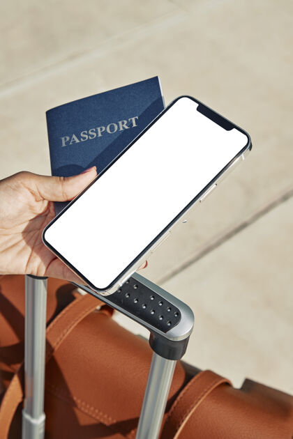 航程大流行期间 一名妇女拿着护照和智能手机 带着行李在机场冠状病毒交通流行病
