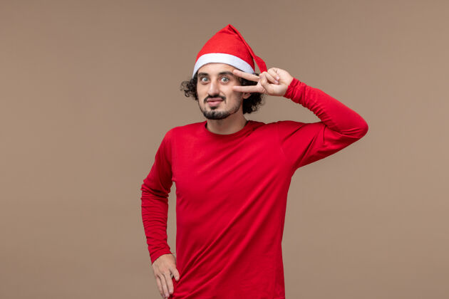 成人正面图棕色背景圣诞情感假期 年轻男性带着微笑的表情快乐情感男性