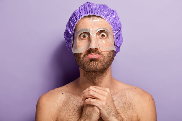 反应清洁和美容治疗理念震惊严重的男性拜访美容师 双手合十 脸上戴着口罩震惊面具不刮胡子