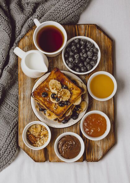 垂直早餐烤面包的顶视图 蓝莓和香蕉美食美食早午餐