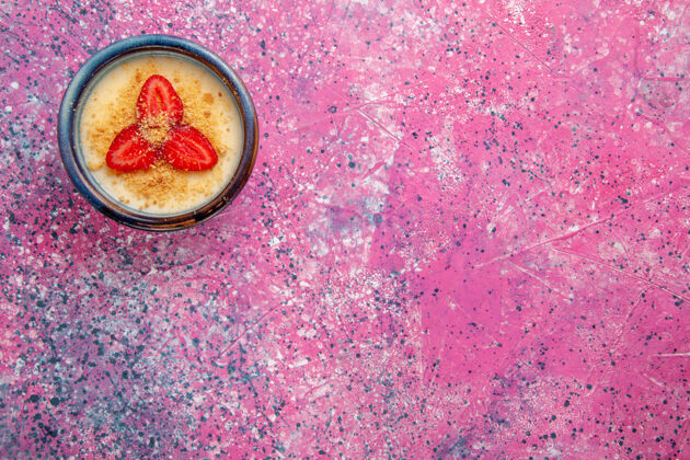 奶油顶视图美味奶油甜点 红色草莓片 粉色背景 甜点 冰淇淋 奶油色 甜冰甜点冰淇淋餐